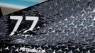 Jména zaměstnanců týmu Mercedes na krytu motoru vozu Valtteriho Bottase ve Velké ceně Abú Zabí 2020