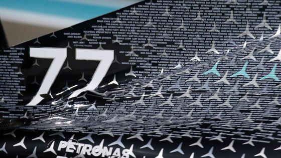 Jména zaměstnanců týmu Mercedes na krytu motoru vozu Valtteriho Bottase ve Velké ceně Abú Zabí 2020