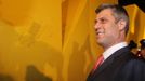 Kosovský premiér Hashim Thaci se na památník podepsal fixem.