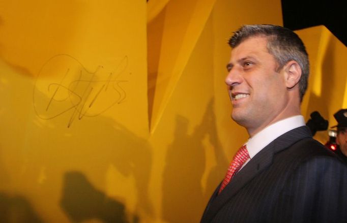 Kosovský premiér Hashim Thaci se na památník podepsal fixem.