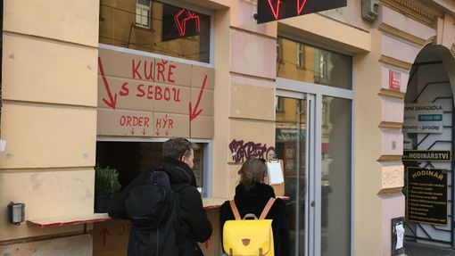 Restaurace v Praze 7 nabízí jídla s sebou přes improvizované výdejové okno.