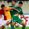 Milan Baroš (Galatasaray) bojuje o míč s Karagounisem (Panathinaikos) v Evrospké lize.