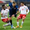 Juraj Kucka a Joseph Mbong v zápase kvalifikace MS 2022 Slovensko - Malta