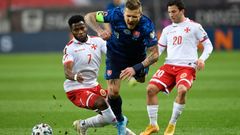 Juraj Kucka a Joseph Mbong v zápase kvalifikace MS 2022 Slovensko - Malta