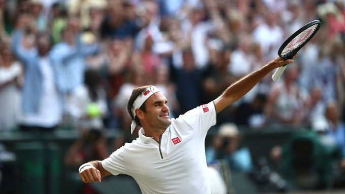 Roger Federer se raduje po vyhraném semifinále Wimbledonu nad Rafaelem Nadalem.