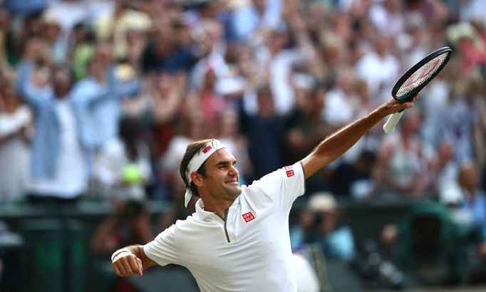 Roger Federer se raduje po vyhraném semifinále Wimbledonu nad Rafaelem Nadalem.