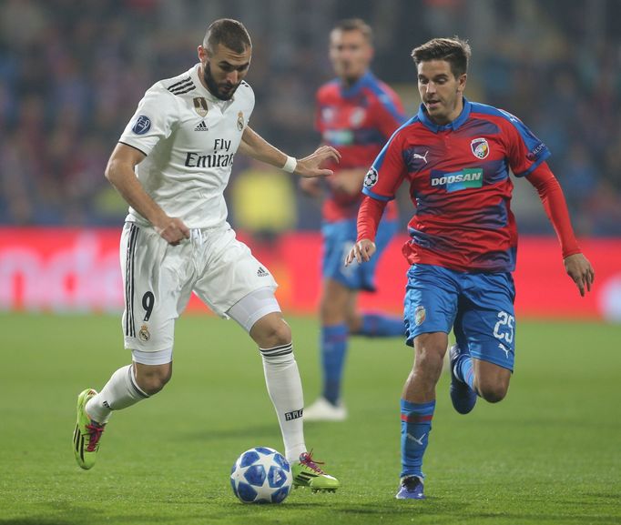 Karim Benzema a Aleš Čermák v zápase LM Plzeň - Real Madrid