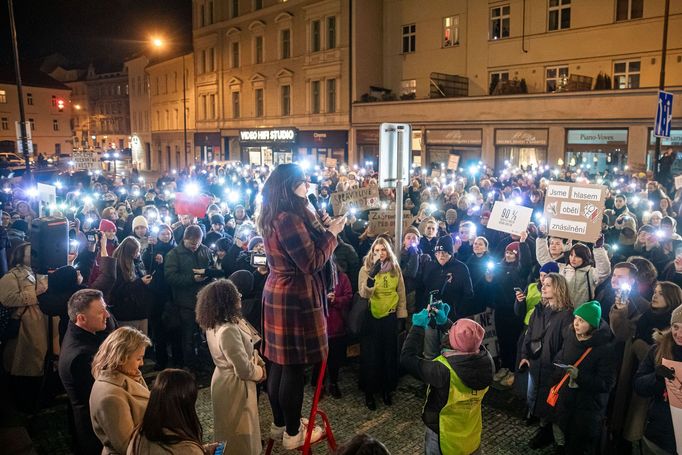 Demonstrace za spravedlnost pro oběti sexuálního násilí před Ministerstvem spravedlnosti.