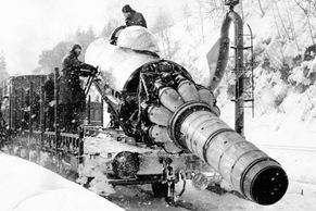 Foto: Na závěje i se stíhačkou. Kreativita železničářů při úklidu sněhu nezná mezí