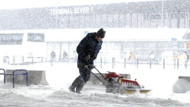 Ruzyňské letiště kvůli sněhu přerušilo provoz