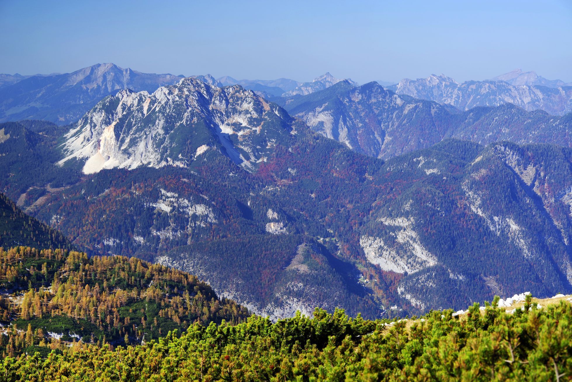 Pohled na rakouské Alpy z vrcholu Krippenstein.