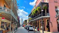 New Orleans v americké Louisianě. Město hudby, zábavy a jedinečné kreolské architektury leží v ústí veletoku Mississippi do Mexického zálivu. Na snímku historická a turisty hojně navštěvovaná Francouzská čtvrť.