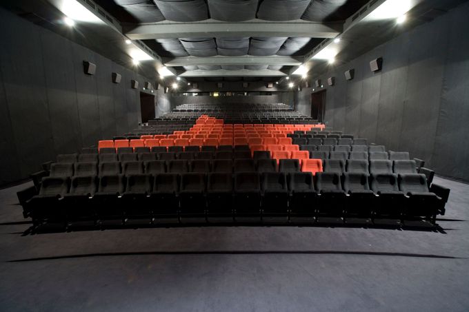 Tohle je největší sál kina Světozor. Do podvědomí diváků se dostal hlavně akcí "adoptuj si sedačku". Diváci mohli přispět finančním darem na další opravu kina.