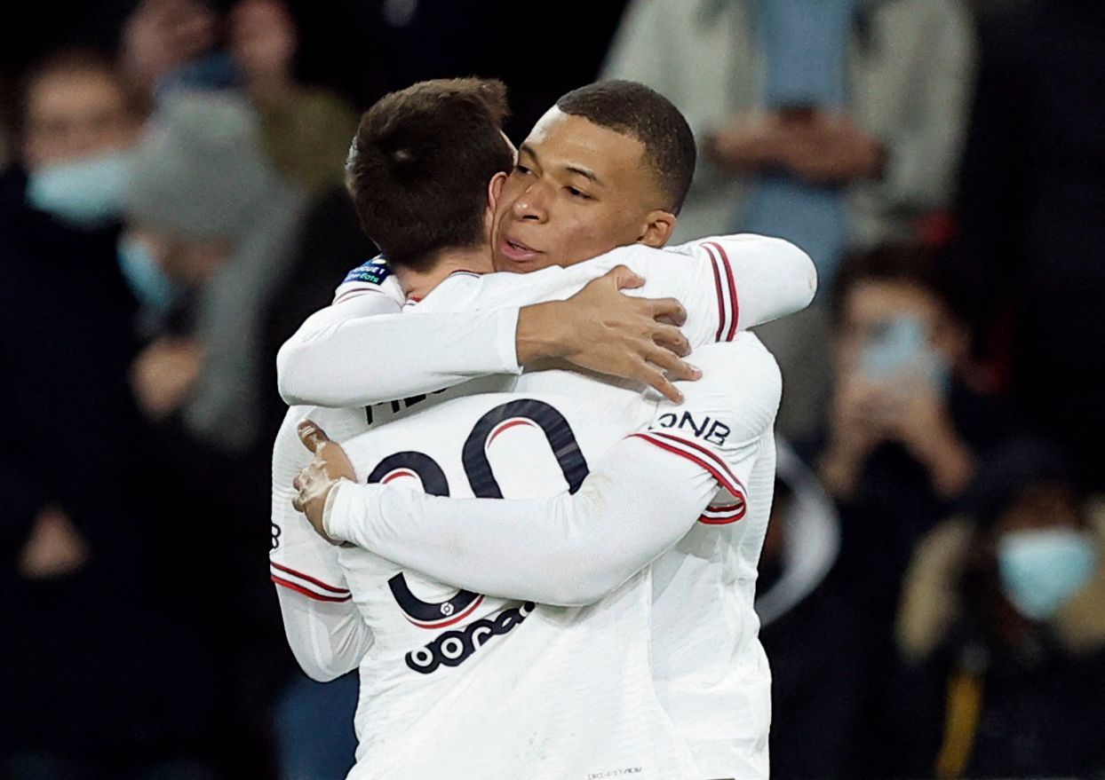 Lionel Messi a Kylian Mbappé slaví vítězství Paris St Germain nad Rennes