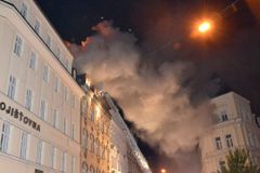 V centru Karlových Varů hořel dům, škoda za 2,5 milionu