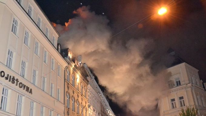 V centru Karlových Varů hořel v noci obytný dům.