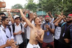 Autobus v Bangladéši srazil dva studenty. Lidé volají po lepší dopravě, policie použila slzný plyn