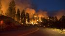 The Little Bear Fire burns in the Lincoln National Forest near Ruidoso, New Mexico, in this June 13, 2012 U.S. Forest Service handout photo. Some of the 2,500 people forced to evacuate their central New Mexico houses by wildfires raging near the resort village of Ruidoso began returning home this week with the help of National Guard troops, officials said. Photo taken June 13, 2012. REUTERS/Kari Greer/US Forest Service/Handout (UNITED STATES - Tags: DISASTER ENVIRONMENT) FOR EDITORIAL USE ONLY. NOT FOR SALE FOR MARKETING OR ADVERTISING CAMPAIGNS. THIS IMAGE HAS BEEN SUPPLIED BY A THIRD PARTY. IT IS DISTRIBUTED, EXACTLY AS RECEIVED BY REUTERS, AS A SERVICE TO CLIENTS Published: Čer. 17, 2012, 3:58 dop.