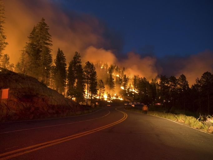 The Little Bear Fire burns in the Lincoln National Forest near Ruidoso, New Mexico, in this June 13, 2012 U.S. Forest Service handout photo. Some of the 2,500 people forced to evacuate their central New Mexico houses by wildfires raging near the resort village of Ruidoso began returning home this week with the help of National Guard troops, officials said. Photo taken June 13, 2012. REUTERS/Kari Greer/US Forest Service/Handout (UNITED STATES - Tags: DISASTER ENVIRONMENT) FOR EDITORIAL USE ONLY. NOT FOR SALE FOR MARKETING OR ADVERTISING CAMPAIGNS. THIS IMAGE HAS BEEN SUPPLIED BY A THIRD PARTY. IT IS DISTRIBUTED, EXACTLY AS RECEIVED BY REUTERS, AS A SERVICE TO CLIENTS Published: Čer. 17, 2012, 3:58 dop.