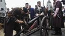 Chechen leader Ramzan Kadyrov (C) watches as men load up a cannon during a government-organised event marking Chechen language day in the centre of the Chechen capital Grozny April 25, 2013. The naming of two Chechens, Dzhokhar and Tamerlan Tsarnaev, as suspects in the Boston Marathon bombings has put Chechnya - the former site of a bloody separatist insurgency - back on the world's front pages. Moscow has poured billions of roubles into rebuilding Chechnya, a mainly Muslim province that has seen centuries of war and repression. Picture taken April 25, 2013. REUTERS/Maxim Shemetov (RUSSIA - Tags: SOCIETY POLITICS RELIGION) ATTENTION EDITORS: PICTURE 14 OF 40 FOR PACKAGE 'INSIDE MODERN CHECHNYA'. SEARCH 'REBUILDING CHECHNYA' FOR ALL IMAGES Published: Kvě. 1, 2013, 7:47 dop.