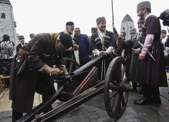 Chechen leader Ramzan Kadyrov (C) watches as men load up a cannon during a government-organised event marking Chechen language day in the centre of the Chechen capital Grozny April 25, 2013. The naming of two Chechens, Dzhokhar and Tamerlan Tsarnaev, as suspects in the Boston Marathon bombings has put Chechnya - the former site of a bloody separatist insurgency - back on the world's front pages. Moscow has poured billions of roubles into rebuilding Chechnya, a mainly Muslim province that has seen centuries of war and repression. Picture taken April 25, 2013. REUTERS/Maxim Shemetov (RUSSIA - Tags: SOCIETY POLITICS RELIGION) ATTENTION EDITORS: PICTURE 14 OF 40 FOR PACKAGE 'INSIDE MODERN CHECHNYA'. SEARCH 'REBUILDING CHECHNYA' FOR ALL IMAGES Published: Kvě. 1, 2013, 7:47 dop.