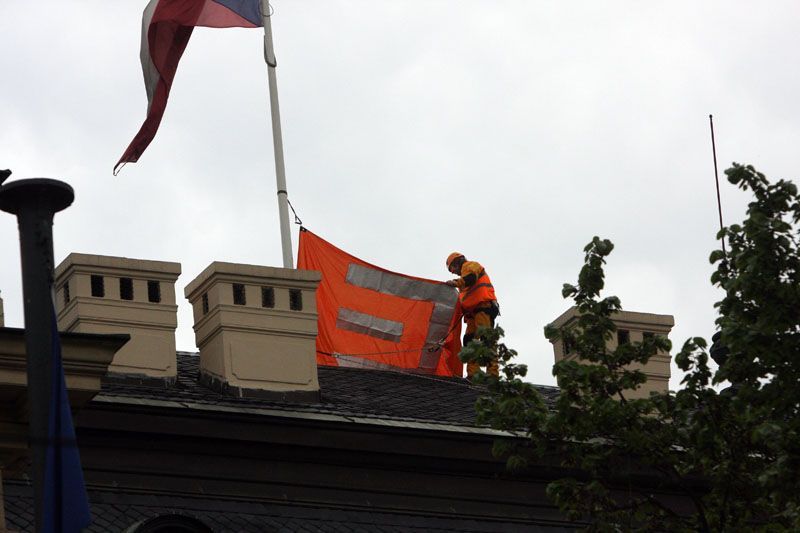 Greenpeace vzali vládu útokem, vlajku nahradil ČEZ