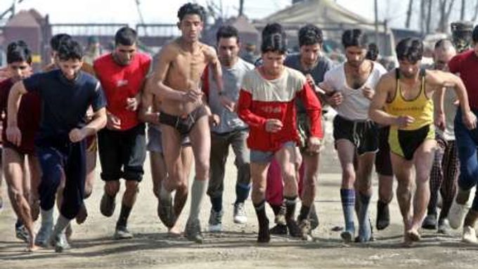 Mladíci z Kašmírské oblasti v Indii závodí při konkurzu do armády.