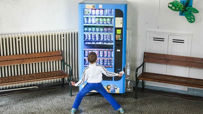 Podle české školní inspekce se pouze v deseti procentech školních automatů prodávají mléčné výrobky.