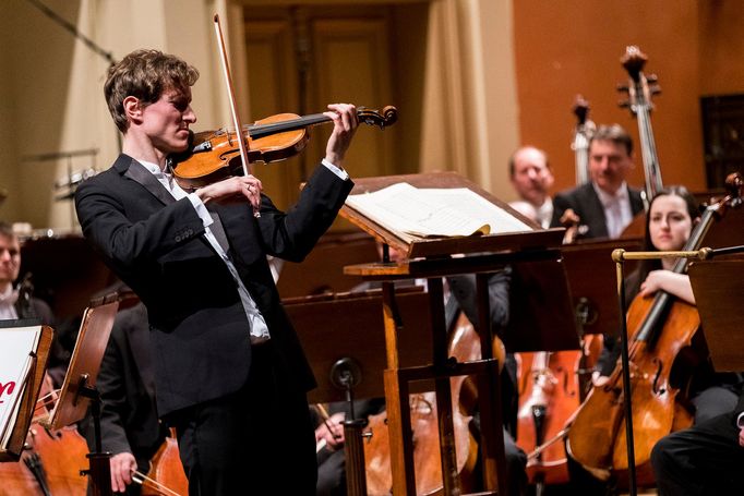 Skotskou fantazii pro housle a orchestr Maxe Brucha hrál koncertní mistr České filharmonie Josef Špaček.