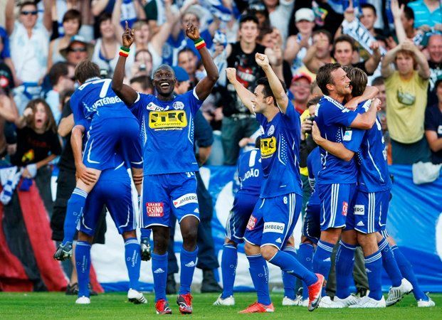 Fanoušci švýcarského klubu FC Luzern si vítězství nad Luganem pořádně užili. Ihned po vítězství začali Allmend Stadion rozebírat, odnášeli si i brankové konstrukce a na jedná z tribun zapálili oheň. Pro stařičký stadion to byl po pětasedmdesáti letech po