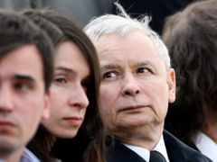 Jaroslaw Kaczyński při převozu ostatků prezidenta do Varšavy s neteří Martou, dcerou Lecha Kaczyńského.