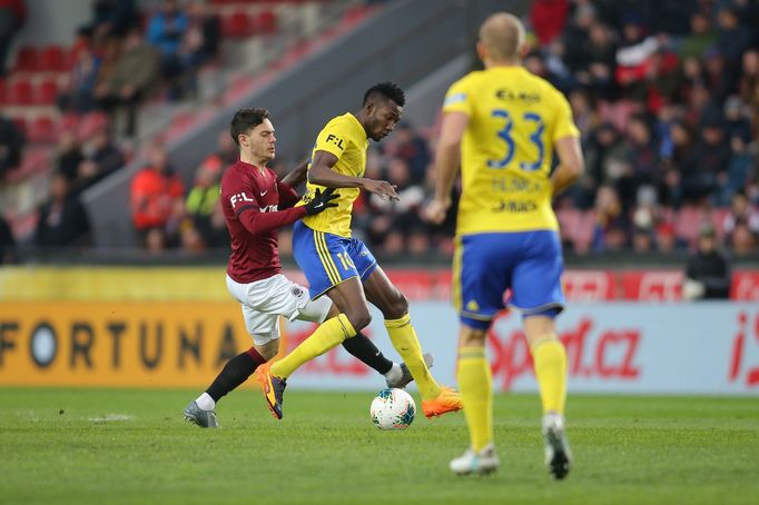 David Moberg Karlsson a Lamin Jawo v zápase 23. kola Sparta - Zlín