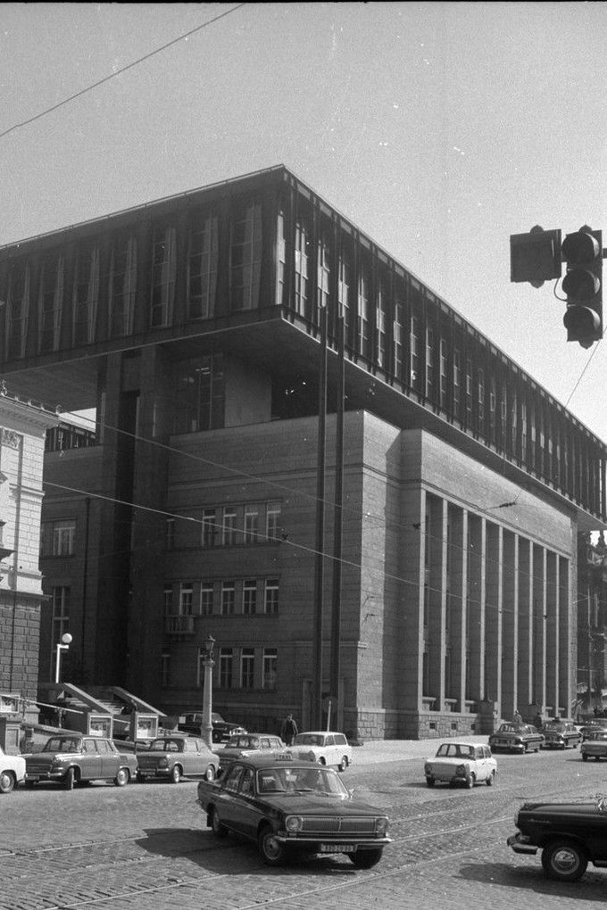 Budova Federálního shromáždění (vpravo) a Smetanovo divadlo v Praze. Dobový snímek z roku 1973.