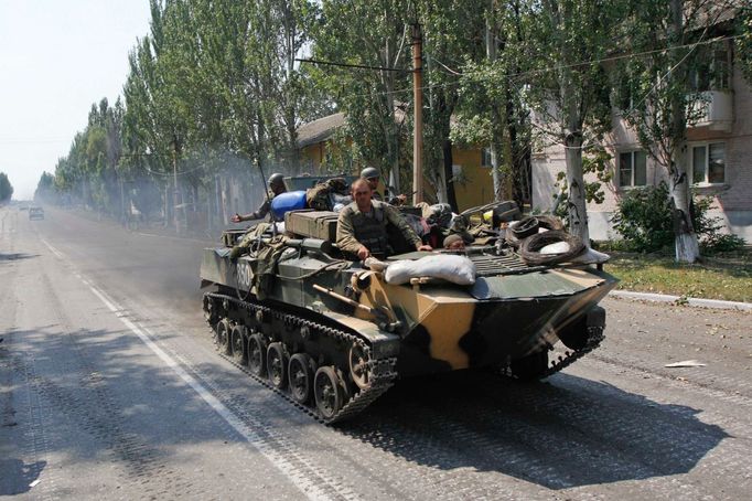 Ve městě Vuhlehirsk na východě Ukrajiny se střetli proruští separatisté s ukrajinskou armádou.