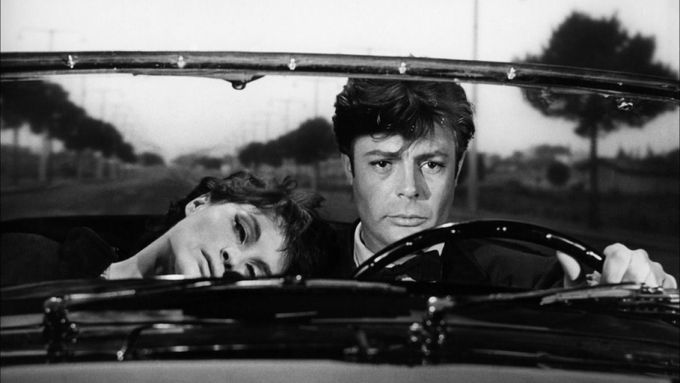 Anouk Aimée a Marcello Mastroianni ve filmu Sladký život.