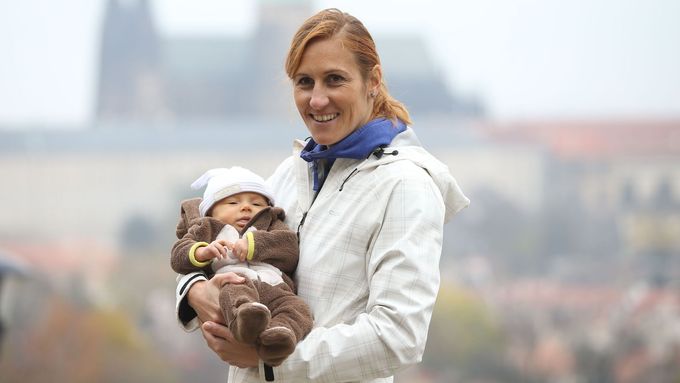 Miroslava Topinková Knapková je těhotná a ukončila kariéru. Adélce přibude sourozenec.