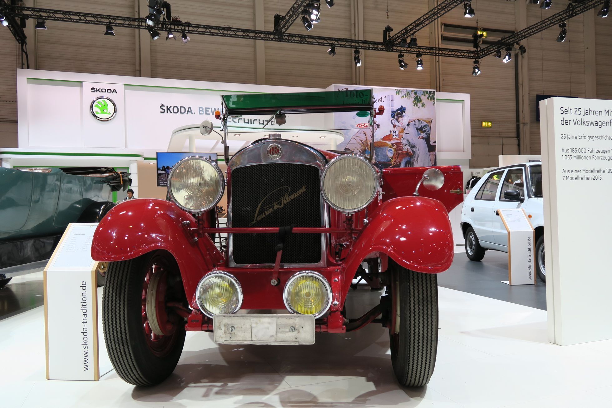 Stánek Škody na výstavě klasických automobilů v Essenu