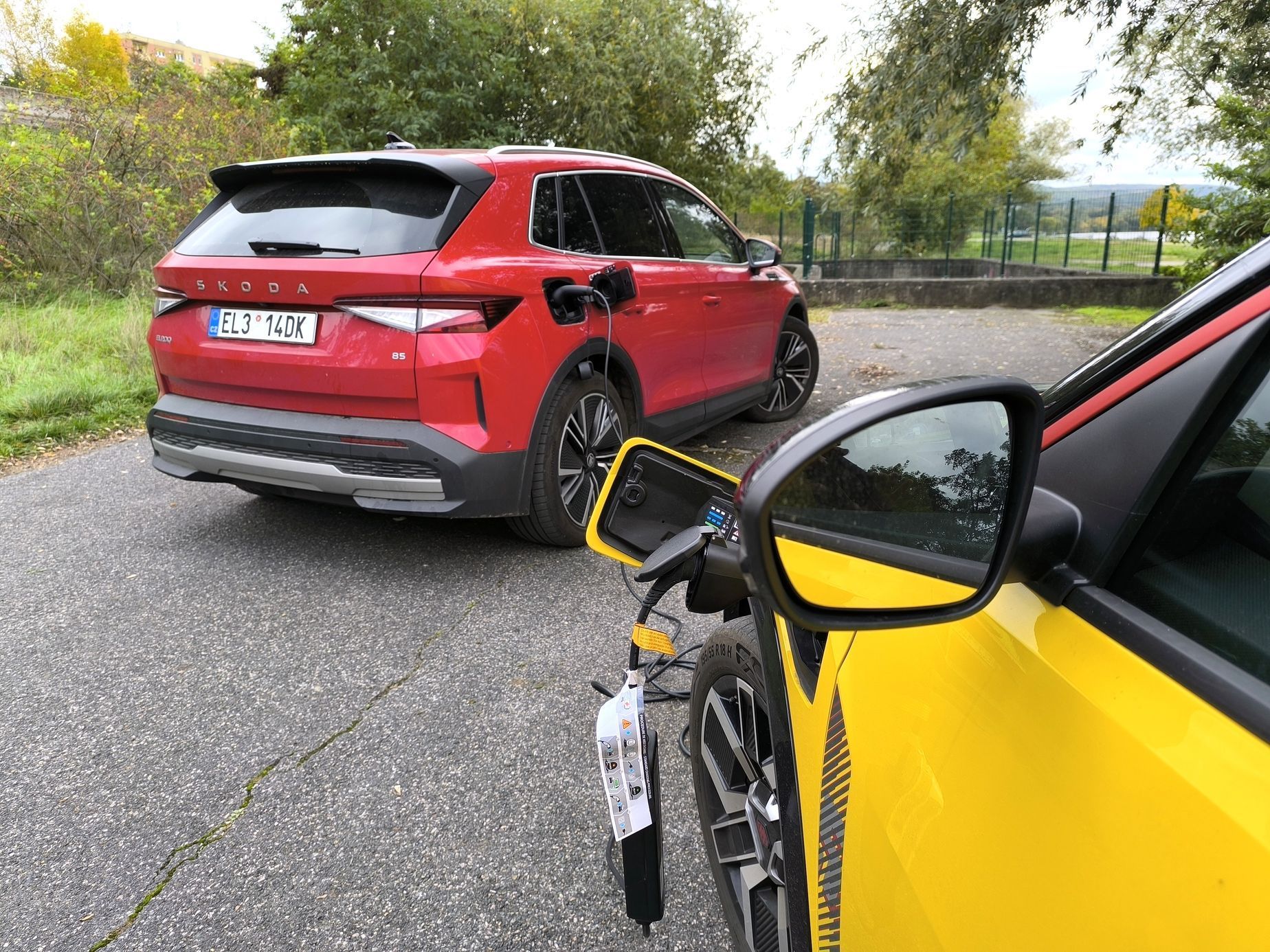 Renault 5 a Škoda Elroq dobíjení auta autem