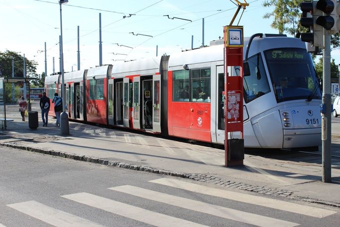 Na Spojovací, mezi Hrdlořezy a Žižkovem, to ve středu kolem osmé ranní vypadá jako obvykle. Po dopravním kolapsu ani památky.