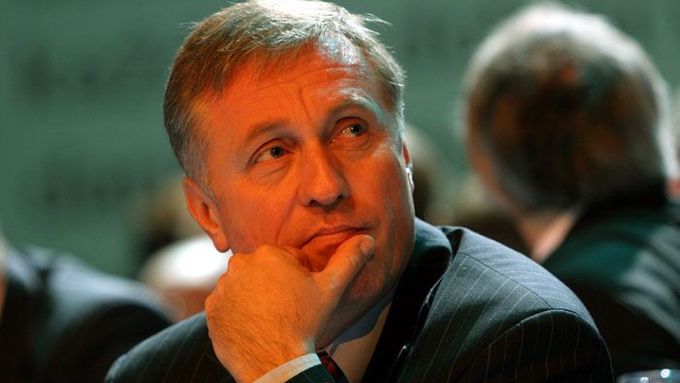 Mirek Topolánek poslouchá stínové ministry ODS.