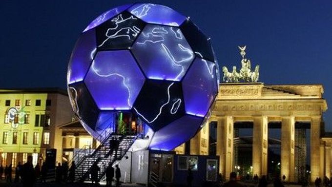 Obří, 15 metrů vysoký fotbalový míč vystavený před Brandenburskou branou v Berlíně vytvořil rakouský umělec Andre Heller.