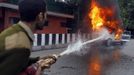 A firefighter extinguishes a vehicle set on fire by Kashmiri demonstrators during an anti-U.S. protest against a film they consider blasphemous to Islam, in Srinagar September 18, 2012. REUTERS/Danish Ismail (INDIAN-ADMINISTERED KASHMIR - Tags: RELIGION CIVIL UNREST) Published: Zář. 18, 2012, 10:06 dop.