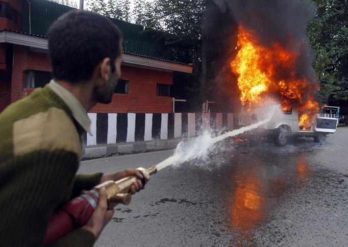 A firefighter extinguishes a vehicle set on fire by Kashmiri demonstrators during an anti-U.S. protest against a film they consider blasphemous to Islam, in Srinagar September 18, 2012. REUTERS/Danish Ismail (INDIAN-ADMINISTERED KASHMIR - Tags: RELIGION CIVIL UNREST) Published: Zář. 18, 2012, 10:06 dop.