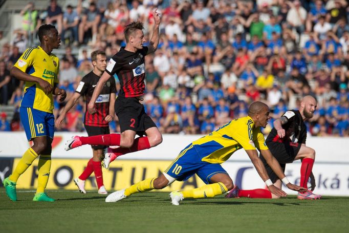 MOL Cup, finále Zlín-Opava: Jean-David Beauguel (10) a Ibrahim Benjamin Traoré (12)