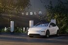 Tesla dál padá v Evropě na dno. Americké elektromobily už nekupují ani na severu