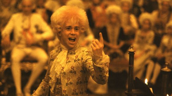 Na fotografii z filmu Amadeus je Tom Hulce jako Wolfgang Amadeus Mozart.