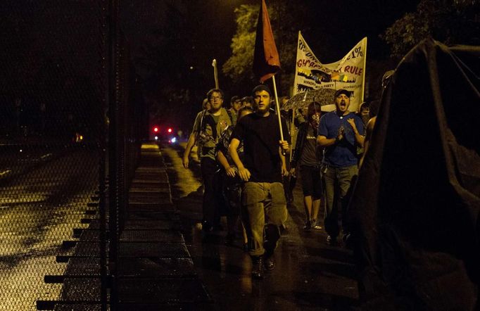 Protesters march during the Democratic National Convention in Charlotte, North Carolina, September 4, 2012. REUTERS/Philip Scott Andrews (UNITED STATES - Tags: CIVIL UNREST POLITICS ELECTIONS) Published: Zář. 5, 2012, 4:52 dop.