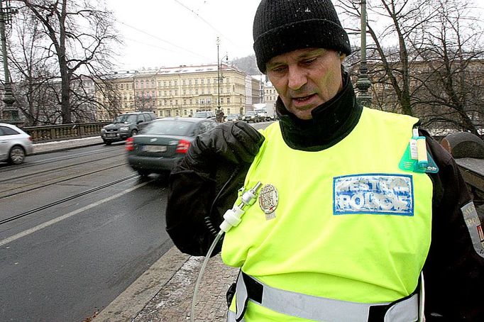 Kompletně vybavený strážník Jiří Šibrava vyráží na pravidelnou pochůzku, na jedno z nejexponovanějších míst Prahy u Národního divadle