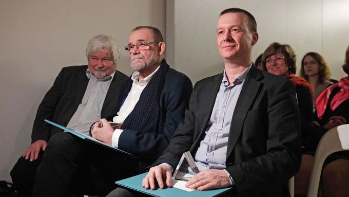 Zleva: Petr Pithart, Vladimír Kučera a Petr Honzejk na slavnostním předávání Peroutkovy ceny.