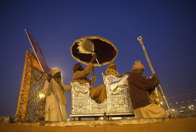 Sadhus, or Hindu holy men, take part in a religious procession near the banks of the river Ganges ahead of the "Kumbh Mela" (Pitcher Festival) in the northern Indian city of Allahabad January 11, 2013. During the festival, Hindus take part in a religious gathering on the banks of the river Ganges. "Kumbh Mela" will return to Allahabad in 12 years. REUTERS/Ahmad Masood (INDIA - Tags: RELIGION SOCIETY) Published: Led. 11, 2013, 6:54 odp.